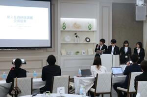 トキエアの営業プランを考案した大光銀行の新入行員研修=十日町市珠川