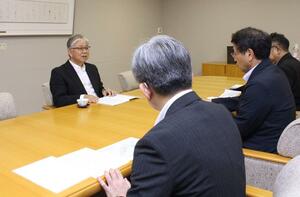 能登半島地震の液状化対策の方向性について、中原八一市長らに説明する大塚悟・新潟大特任教授=25日、新潟市役所