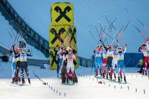 ノルディック複合W杯女子個人第10戦の前半距離のスタート前に、五輪から女子が除外されていることに抗議し、ストックを掲げて「X」の文字を作る選手たち=ゼーフェルト(共同)