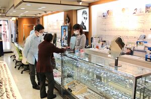 創業100周年を迎える新潟眼鏡院。スタッフの豊富な知識と丁寧な接客に数十年来の客も多い=新潟市中央区古町通6