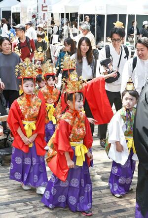 華やかな伝統衣装を身にまとって街を行進した子どもたち＝５日、長岡市大手通１