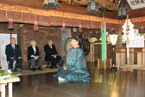就任のあいさつをする古川修さん=加茂市
