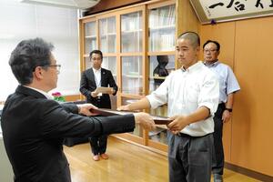 表彰される新発田農業高校野球部の川上修哉選手=新発田市大栄町6