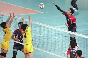 東山-鎮西 第1セット、スパイクを放つ東山・岩田(右)=東京体育館