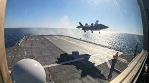 海上自衛隊の護衛艦「かが」に着艦する米海軍のF35Bステルス戦闘機(海自のXから)