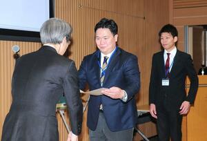 表彰されるナカショクの本間友生社長ら=14日、新潟市中央区