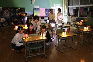 教室や廊下を暖かな光が照らした「シモシオノアカリ」=長岡市吉水