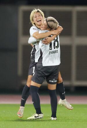 ノジマ相模原-新潟L 決勝ゴールを決めチームメートに抱きつくFW川澄奈穂美=相模原ギオンスタジアム(WEリーグ提供)