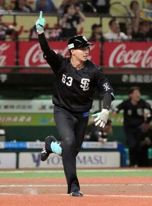 9回、サヨナラ打を放った西武・長谷川=ベルーナドーム