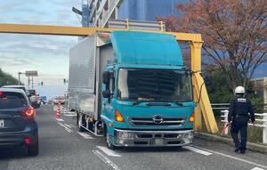 高さ制限のバーに引っかかり、荷台部分が損傷したトラック=8日午後4時半前、新潟市中央区