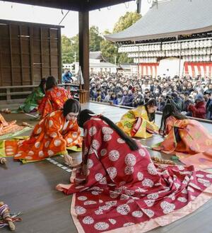 京都市東山区の八坂神社で行われた新春恒例の「かるた始め式」=3日午後
