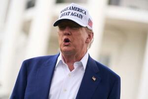 ホワイトハウスで報道陣の取材に応じるトランプ米大統領=18日、ワシントン(AP=共同)