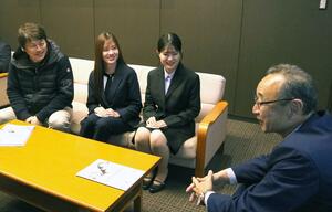 渡辺竜五市長(右)を訪問した(左から)大橋孝史監督、優希さん、北村優羽さん=佐渡市役所