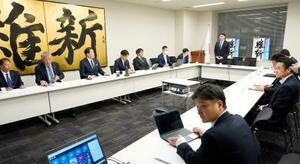 国会内で開かれた日本維新の会の政調役員会=10日午後