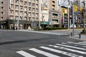 　横断歩道を歩いていた男女がひかれる事故があった交差点＝４日午後、名古屋市中区錦