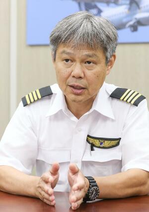 いとこの背中を追い、パイロットになったトキエアの田中栄さん=12日、新潟市東区