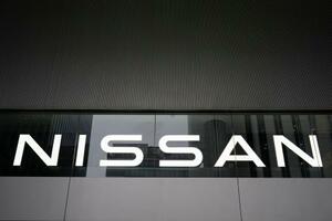 日産自動車グローバル本社にあるロゴ=15日午後、横浜市