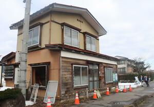 南魚沼市が代執行によって解体する特定空き家=12月19日、南魚沼市六日町