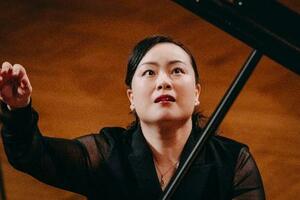 第19回ショパン国際ピアノ・コンクールの3次予選で演奏する桑原志織さん。本選進出を決めた=14日、ワルシャワ((C)K.Szlezak/NIFC提供・共同)