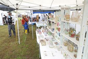 手作りならではの温かみを感じさせる作品が多数並んだ「長岡クラフトフェア」=1日、見附市今町1
