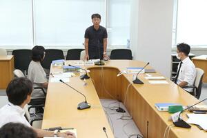女子児童の自殺未遂に関する再調査を行う点検委員会の委員ら=28日、新潟市役所