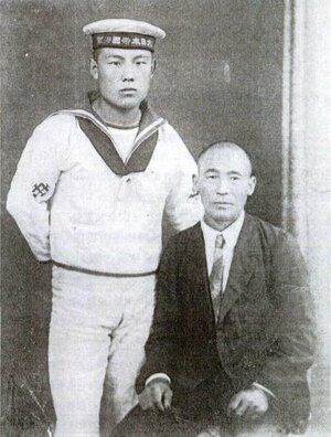 旧日本海軍のエースパイロットだった杉田庄一少尉(左)と父秋作(石塚廣邦さん提供)