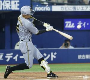 4回阪神2死一、三塁、熊谷が左越えに先制の2点三塁打を放つ=横浜