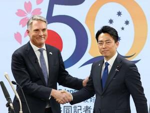 　会談後の共同記者会見で握手するオーストラリアのマールズ副首相兼国防相（左）と小泉防衛相＝８日午後、防衛省