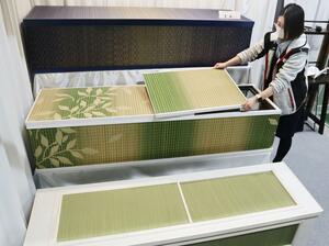 富中産業が販売する「いぐさの棺」。青海(上段)と城山(中段)は染めの技術が用いられている=村上市南町2