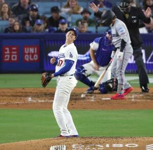 マーリンズ戦の6回、ノービーのスイングはファウルで三振とならず悔しがるドジャース・大谷=ロサンゼルス(共同)