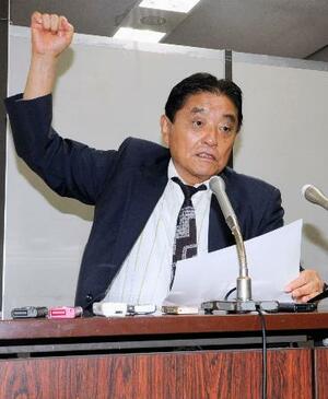記者会見する日本保守党の河村共同代表。百田代表が右手を振り上げ脅迫したとされる状況を説明した=3日午後、東京都千代田区