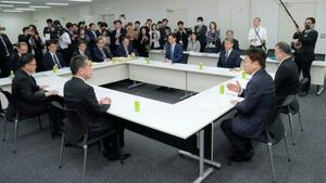 国会内で開かれた衆院議員定数削減に向けた自民党と日本維新の会の初協議=12日午後