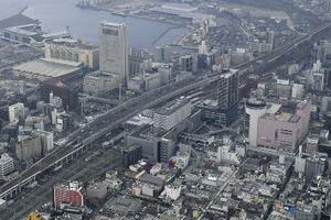 JR小倉駅(中央)周辺=2022年1月26日、北九州市(共同通信社ヘリから)