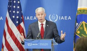 　９月、ウィーンで記者会見する米国のライト・エネルギー長官