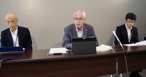 県立病院の2023年度決算と今後の改革方針について説明する金井健一病院局長(中央)=新潟県庁