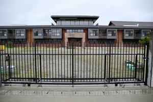 学校法人「森友学園」が計画していた小学校の校舎が残る大阪府豊中市の国有地=4日午前