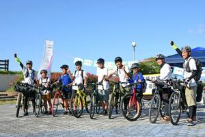 静岡県富士市から自転車を7日間こいで、ゴールした子どもたち=8月8日、上越市の船見公園