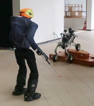　建築研究所が公開した、被災した建物の調査にＡＩを搭載した人型ロボットを活用する実験。奥は四足歩行ロボット＝１０日午後、茨城県つくば市　