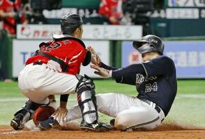 3回オリックス2死一、二塁、太田の左前打で二走紅林が先制の生還。捕手嶺井=みずほペイペイドーム
