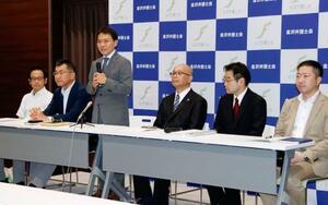 石川県輪島市での法律事務所開所について、記者会見する平良卓也弁護士(左から3人目)ら=8日午前、金沢市