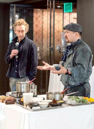 発酵文化を伝えるイベントで、みそなどの魅力を伝える鈴木将社長（右）＝米ロサンゼルス（ＳＵＺＵグループ提供）