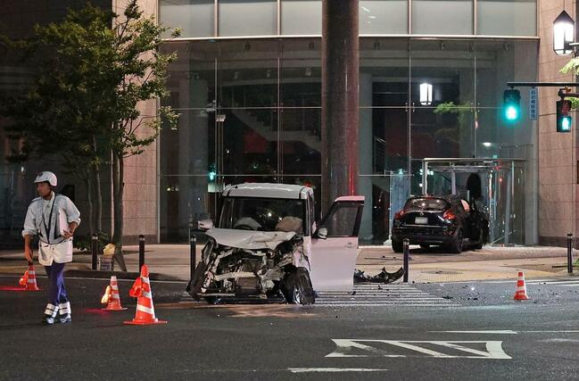 沿道のビルに突っ込んだ車と大破した車＝９月４日、新潟市中央区万代（画像の一部を加工しています）