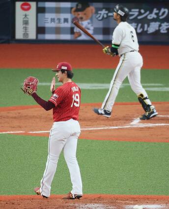 ８回オリックス２死、宗（奥）を空振り三振に仕留めてグラブをたたいて喜ぶ楽天の荘司康誠投手＝２７日、京セラドーム大阪（河北新報社提供、佐藤琢磨撮影）