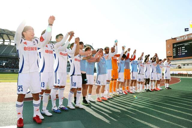 讃岐に快勝し、サポーターと喜びを分かち合う新潟の選手＝２２日、香川県丸亀市の四国化成ＭＥＧＬＩＯスタジアム