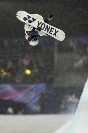 女子ハーフパイプ決勝　技を決める工藤璃星＝リビーニョ（共同）