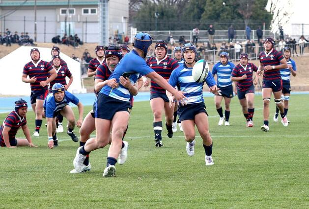 日本航空石川－北越　試合終了間際、ラストパスを受ける北越のＳＨ宮迫正宗＝花園ラグビー場