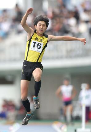 少年男子三段跳び決勝 3回目の試技で14メートル49をマークした宮崎悠真(十日町高)=滋賀県彦根市