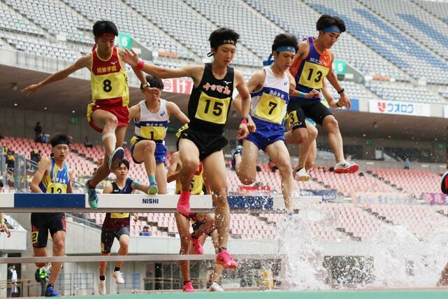 男子3000メートル障害決勝 優勝した田村亘之介(右から2番目・帝京長岡)が水濠をクリアする=デンカビッグスワン