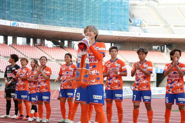 サポーターに勝利の報告をする城和怜奈＝ビッグスワン