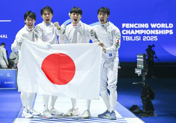 男子エペ団体で初優勝を果たし、喜ぶ（左から）加納、山田、浅海、古俣の日本チーム＝トビリシ（共同）